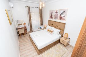 a small bedroom with a bed and a table at Appartement Ensolleillé Au coeur De Tanger in Tangier