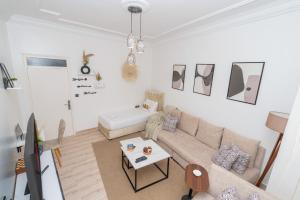a living room with a couch and a table at Appartement Ensolleillé Au coeur De Tanger in Tangier