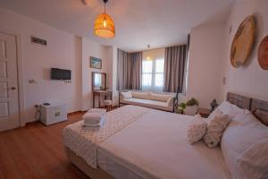 Postel nebo postele na pokoji v ubytování Mor Salkım Konağı