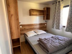 Postel nebo postele na pokoji v ubytování Camping de la Lyre