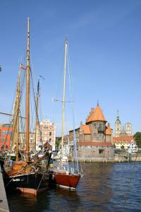 Zwei Boote sind im Wasser in einem Hafen angedockt. in der Unterkunft Pension Altstadt Mönch in top Lage Preis inclusive 5 Prozent Bettensteuer und Frühstück in Stralsund