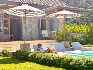 Bazén v ubytování Casa Samudra - charming & spacious villa by the sea surrounded by nature nebo v jeho okolí