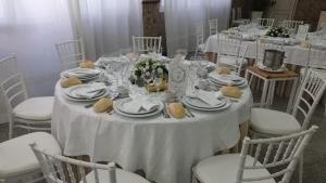 Ein Restaurant oder anderes Speiselokal in der Unterkunft Hotel Oasis Familiar 