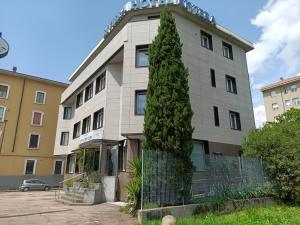 セグラーテにあるホテル リヴィエラの前に木がある建物