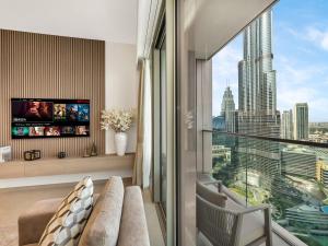 Una televisión o centro de entretenimiento en Burj Khalifa View Infinity Pool Walk to Dubai Mall 2 fotos más