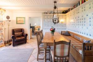 a dining room with a table and chairs at LH Westermüür, Hausteil 1 in Braderup