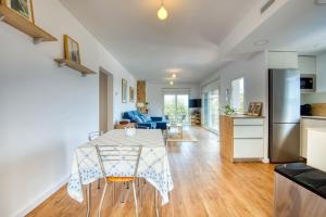 Una cocina y una sala de estar con mesa y sillas. en P37 Villa, en Pals