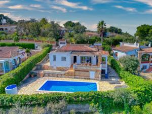 una vista aérea de una casa con piscina en P37 Villa, en Pals
