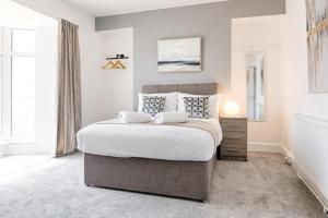 スウォンジーにある4 Bed House - Sleeps 11 - Pets - Parking - Wifiの大きなベッドと窓のある寝室