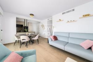 ein Wohnzimmer mit Couch und Tisch in der Unterkunft Design Apartment Flamenco Garden at La Finca Golf - By Oyoostays in Algorfa