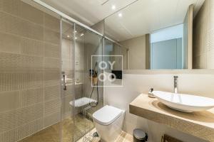 ein Badezimmer mit Waschbecken, Toilette und Dusche in der Unterkunft Design Apartment Flamenco Garden at La Finca Golf - By Oyoostays in Algorfa + 30 Fotos