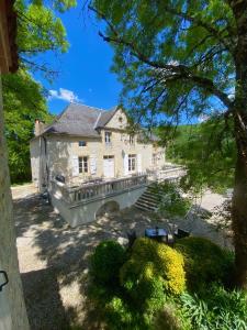 O grădină în afara Domaine la Cabane luxe vakantiehuizen met zwembad