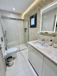 Ένα μπάνιο στο Beachside Bliss, Modern Stay 1 Min from the Sea in Sarımsaklı Ayvalik +8 φωτογραφίες