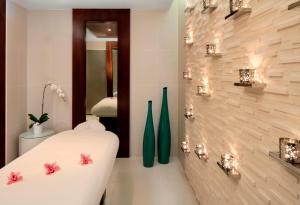 Lázně a/nebo wellness v ubytování Pullman Dubai Creek City Centre Residences