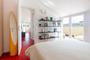 a bedroom with a surfboard next to a bed at EnJoy Home - Padova Pop Terrace in Padova