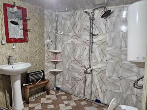 Koupelna v ubytování MURQVAMI Guesthouse