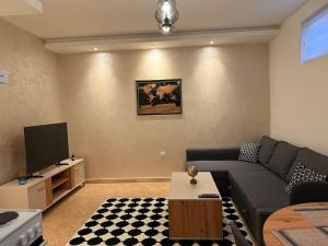 Μια τηλεόραση ή/και κέντρο ψυχαγωγίας στο Modern Apartment with Jacuzzi in Novi Sad Center