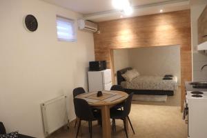 Η κουζίνα ή μικρή κουζίνα στο Modern Apartment with Jacuzzi in Novi Sad Center