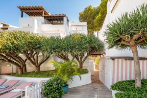 A garden outside Puente Romano Hotel Apartment Marbella