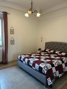 una camera da letto con un letto con una trapunta sopra di Sora, vintage house a Sora