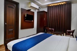 Postel nebo postele na pokoji v ubytování Hotel Today International - In City Centre New Delhi