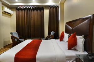 Postel nebo postele na pokoji v ubytování Hotel Today International - In City Centre New Delhi