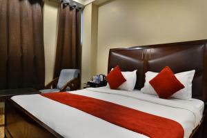 Postel nebo postele na pokoji v ubytování Hotel Today International - In City Centre New Delhi