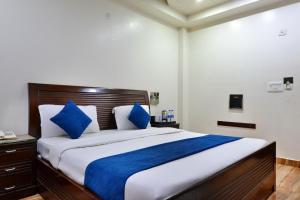 Postel nebo postele na pokoji v ubytování Hotel Today International - In City Centre New Delhi