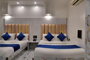 Postel nebo postele na pokoji v ubytování Hotel Today International - In City Centre New Delhi