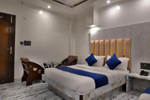 Postel nebo postele na pokoji v ubytování Hotel Today International - In City Centre New Delhi