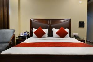 Postel nebo postele na pokoji v ubytování Hotel Today International - In City Centre New Delhi