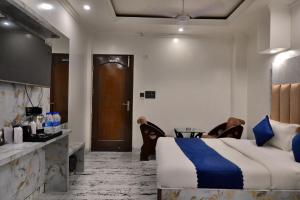 Postel nebo postele na pokoji v ubytování Hotel Today International - In City Centre New Delhi