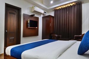 Postel nebo postele na pokoji v ubytování Hotel Today International - In City Centre New Delhi