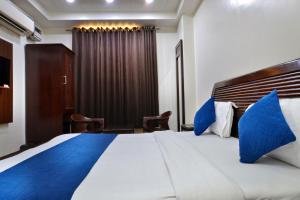 Postel nebo postele na pokoji v ubytování Hotel Today International - In City Centre New Delhi
