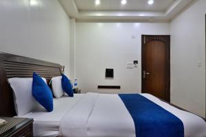 Postel nebo postele na pokoji v ubytování Hotel Today International - In City Centre New Delhi