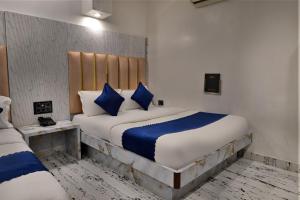 Postel nebo postele na pokoji v ubytování Hotel Today International - In City Centre New Delhi
