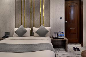 Postel nebo postele na pokoji v ubytování Hotel Today International - In City Centre New Delhi