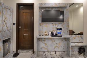 Kuchyň nebo kuchyňský kout v ubytování Hotel Today International - In City Centre New Delhi