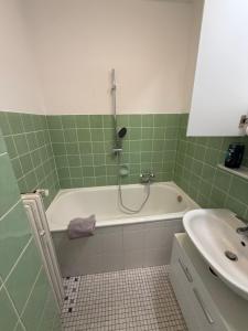 une salle de bain avec une baignoire et un lavabo dans l'établissement Ferienwohnung-Montagewohnunng DO, à Dortmund
