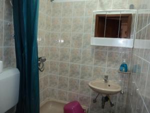 Ένα μπάνιο στο Rooms Tia