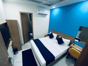 Ένα ή περισσότερα κρεβάτια σε δωμάτιο στο Hotel Rise Plaza At Delhi Airport