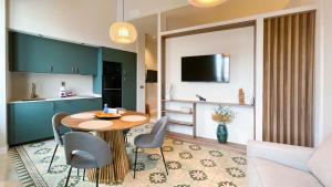 a kitchen and a dining room with a table and chairs at Heritage apartamentos in Villajoyosa