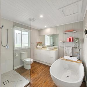 Ένα μπάνιο στο Lakehouse Properties - Alia's Estate - Central Cairns +13 φωτογραφίες