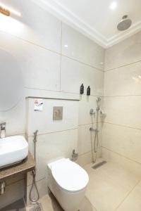 Koupelna v ubytování Asar Varanasi Junction by Orion Hotels + 37 fotografií
