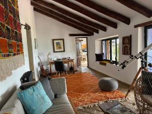 Χώρος καθιστικού στο Romantische Finca nahe Málaga, kreativ einzigartig