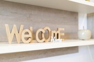 a wooden sign that says meow on a shelf at CASA MIMAR moderna y acogedora in La Oliva
