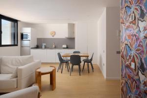 Il comprend un salon et une cuisine avec une table et des chaises. dans l'établissement Chez Abel, à Las Palmas de Gran Canaria