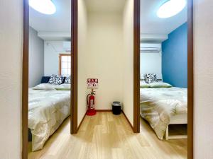 Postel nebo postele na pokoji v ubytování IMA Guesthouse 飛田新地イマ民宿