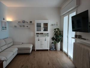 TV a/nebo společenská místnost v ubytování CN011 - Cesenatico, nuovo trilocale con posto auto in posizione centrale