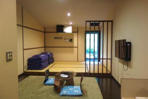 ein Wohnzimmer mit einer Couch und einem Tisch in der Unterkunft YuYu Hakone - Private Open Air Onsen Usage Guaranteed in Hakone
